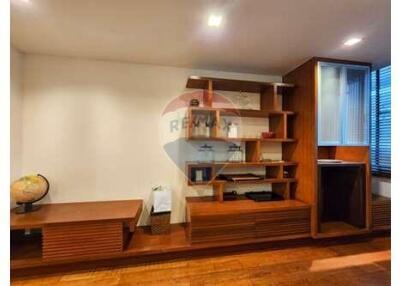 Pet-friendly low rise 3 bed condo near BTS Phra Khanong.