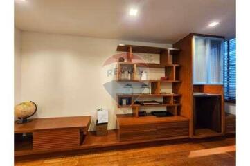 Pet-friendly low rise 3 bed condo near BTS Phra Khanong.