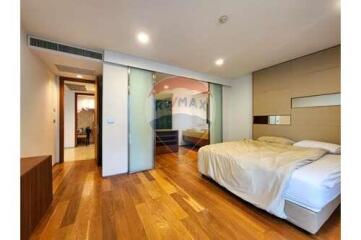 Pet-friendly low rise 3 bed condo near BTS Phra Khanong.