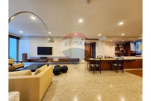 Pet-friendly low rise 3 bed condo near BTS Phra Khanong.