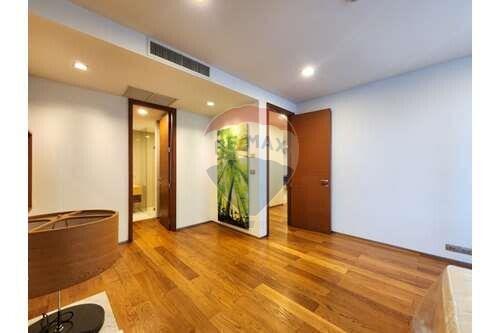 Pet-friendly low rise 3 bed condo near BTS Phra Khanong.