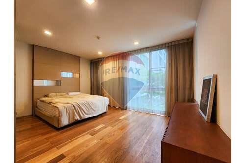 Pet-friendly low rise 3 bed condo near BTS Phra Khanong.