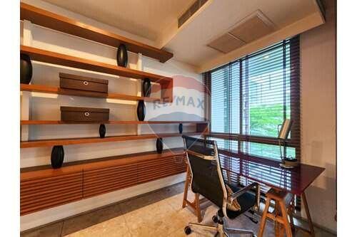 Pet-friendly low rise 3 bed condo near BTS Phra Khanong.