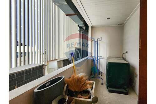 Pet-friendly low rise 3 bed condo near BTS Phra Khanong.