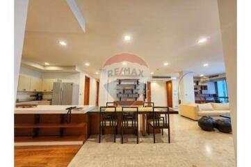 Pet-friendly low rise 3 bed condo near BTS Phra Khanong.