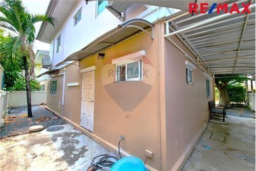 129 Sqm., 2 Beds Townhouse listed for ฿ 3,000,000.