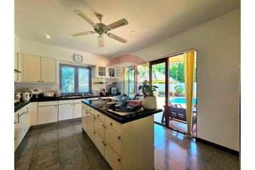 Peaceful & Spacious Villa, 4 Bed 5 Bath