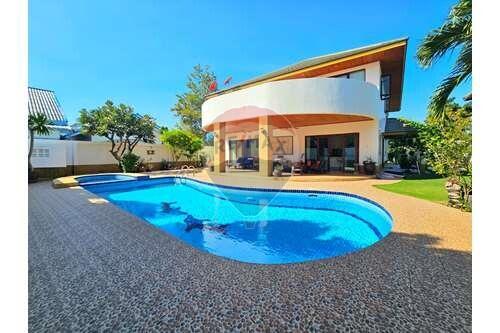 Peaceful & Spacious Villa, 4 Bed 5 Bath