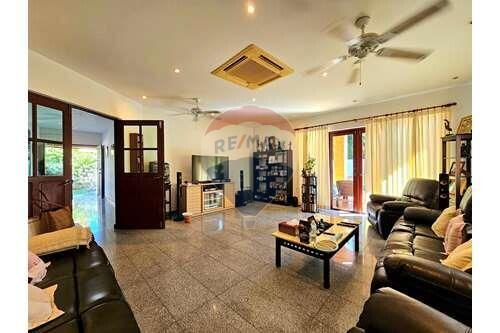 Peaceful & Spacious Villa, 4 Bed 5 Bath