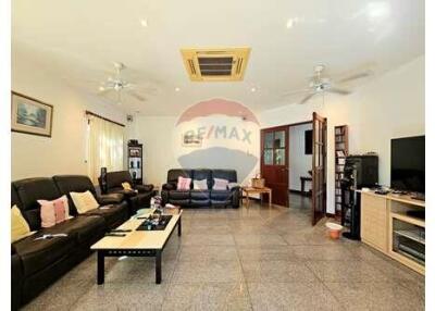 Peaceful & Spacious Villa, 4 Bed 5 Bath