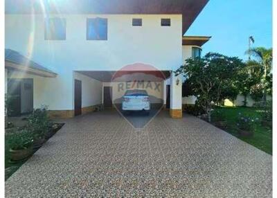 Peaceful & Spacious Villa, 4 Bed 5 Bath