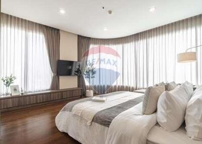 160 Sqm., 3 Beds, 3 Baths Condo listed for ฿ 39,680,000.