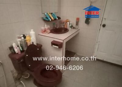 Bathroom with brown fixtures