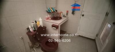 Bathroom with brown fixtures