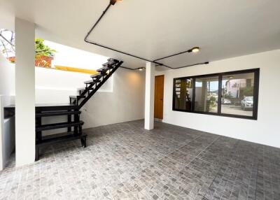 One-story townhouse, Soi Tak Daet