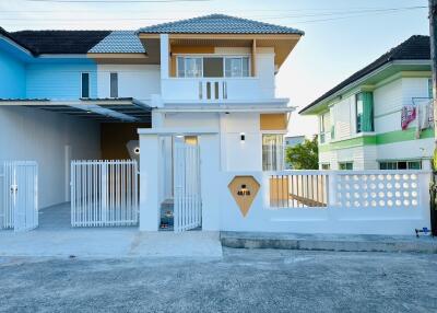 2-story semi-detached house