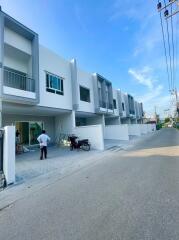 2-story townhome, Soi Yot Sanae.