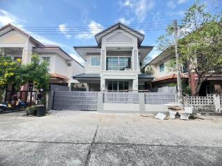 2-story detached house