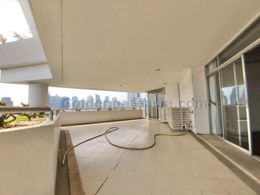 3 Bedrooms Condo with huge outdoor terrace - Sukhumvit 63 (Ekkamai)