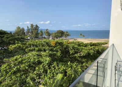 คอนโดนี้ มีห้องนอน 1 Bedrooms ห้องนอน  อยู่ในโครงการ คอนโดมิเนียมชื่อ Beachfront Jomtien