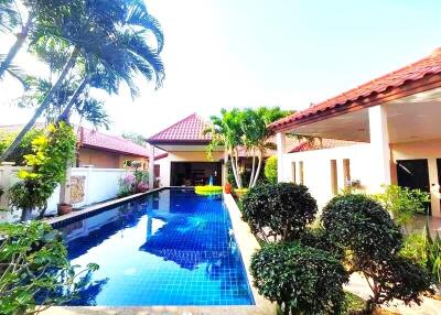 4-bedroom house with private pool