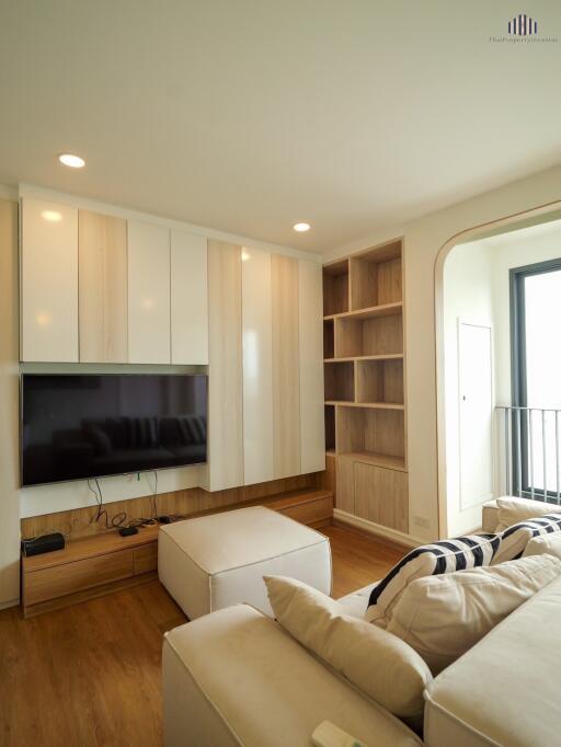 Cozy and modern living room with built-in shelves and wall-mounted TV