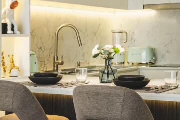 Modern kitchen with marble backsplash and breakfast bar