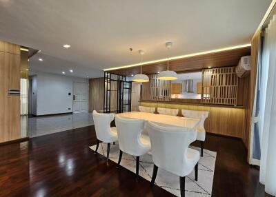 Dining room with white chairs and wooden elements