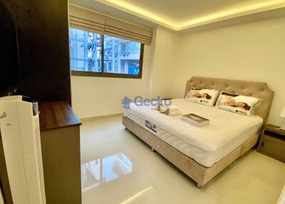 2 Bedrooms Condo in Club Royal Wongamat C011669