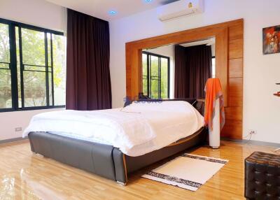 4 Bedrooms House in El Grande East Pattaya H009189