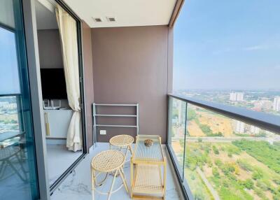 balcony with seating and city view