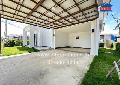 Covered carport with greenery