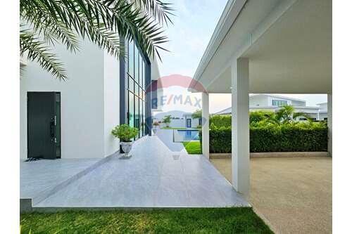 Brand New Luxury Pool Villa, 4 Bed 6 Bath in Hua Hin - Cha Am For Sale