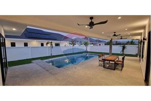 Luxury Modern Pool Villa, 3 Bed 3 Bath in Hua Hin Soi 70 For Sale