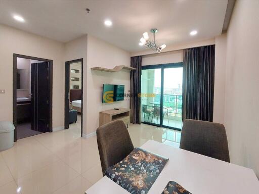 คอนโดนี้มี 1 ห้องนอน  อยู่ในโครงการ คอนโดมิเนียมชื่อ Dusit Grand Condo View Jomtien 