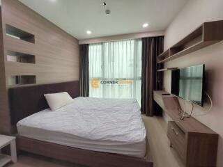 คอนโดนี้มี 1 ห้องนอน  อยู่ในโครงการ คอนโดมิเนียมชื่อ Dusit Grand Condo View Jomtien 