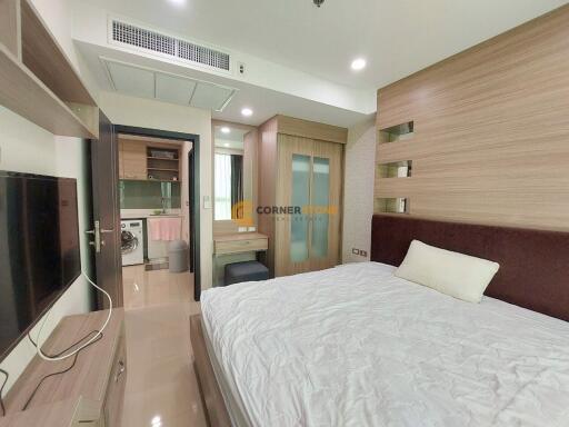 คอนโดนี้มี 1 ห้องนอน  อยู่ในโครงการ คอนโดมิเนียมชื่อ Dusit Grand Condo View Jomtien 