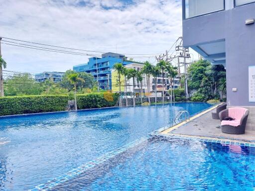 คอนโดนี้มี 1 ห้องนอน  อยู่ในโครงการ คอนโดมิเนียมชื่อ Dusit Grand Condo View Jomtien 