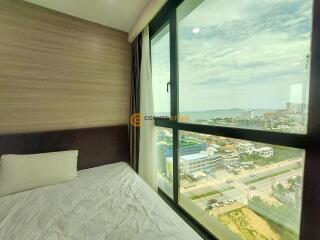 คอนโดนี้มี 1 ห้องนอน  อยู่ในโครงการ คอนโดมิเนียมชื่อ Dusit Grand Condo View Jomtien 