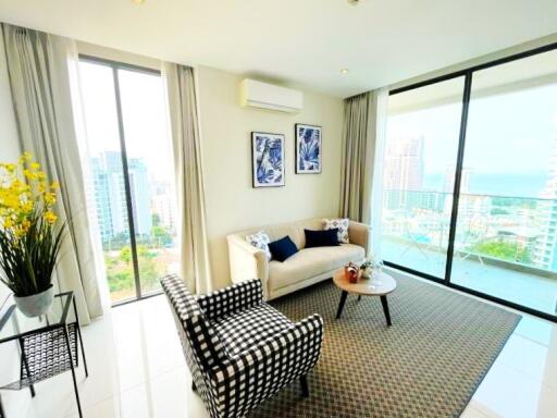 Stylish 2-Bedroom Condo at Pratamnak Hill