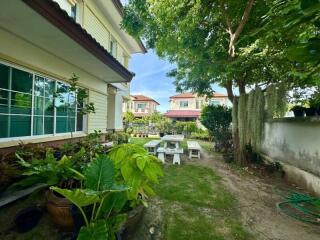 House backyard garden with seating area