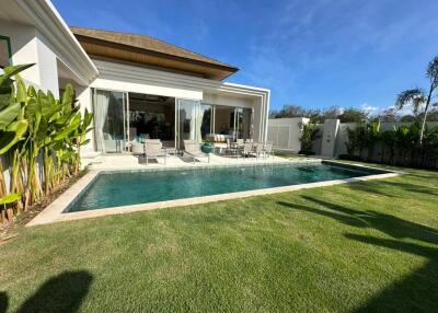 Beautiful backyard with pool