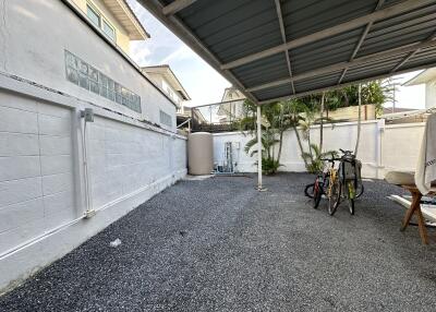 Covered outdoor area with bicycles and gravel floor