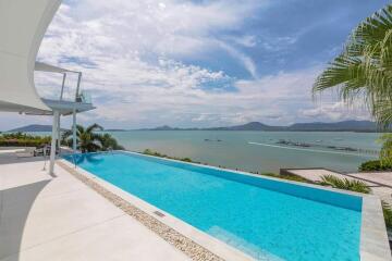 Luxurious beachfront infinity pool