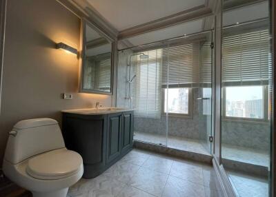 modern-bathroom-with-large-mirror-and-shower