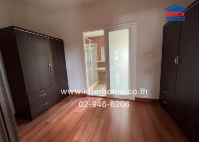 Spacious bedroom with wardrobes and a view of the bathroom