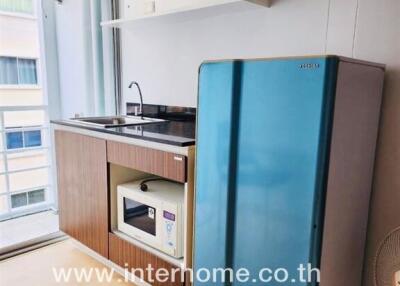 Compact kitchen with appliances