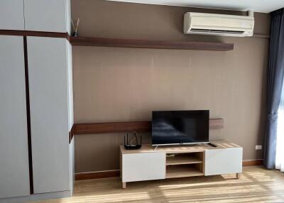 Modern living room with TV and air conditioning