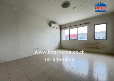 Unfurnished living area with air conditioning and tiled floor