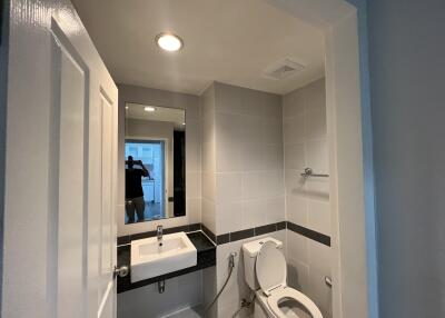 modern bathroom with sink, toilet, and mirror